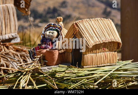 Reed Handwerk im Uros Totora Schilfgras schwimmende Insel verkauft, Titicacasee, Puno, Peru Stockfoto