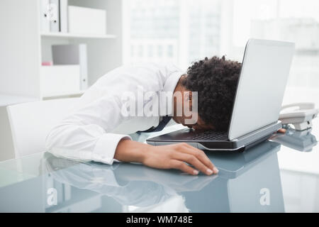 Geschäftsmann schlafen auf seinen Laptop im Büro Stockfoto