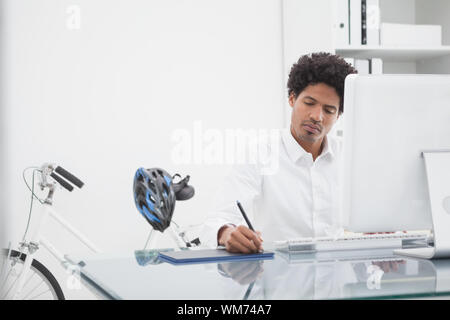 Fokussierte Designer Zeichnung auf dem Digitizer in seinem Büro Stockfoto