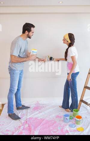 Nettes paar Malerei der Wand in ihrem neuen Zuhause Stockfoto