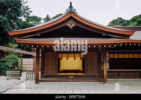 DEC 5, 2018 Tokyo, Japan - Meiji Jingu-Schrein Shukueisha Gebäude mit goldenen Holz die Inneren und alten Holz Wand - wichtigste Heiligtum der Japan c Stockfoto