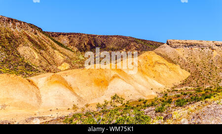 Die bunten Berge entlang Northshore Road SR 167 im Lake Mead National Recreation Area in der Halbwüste Landschaft zwischen Boulder City und Overton, Nevada, USA Stockfoto