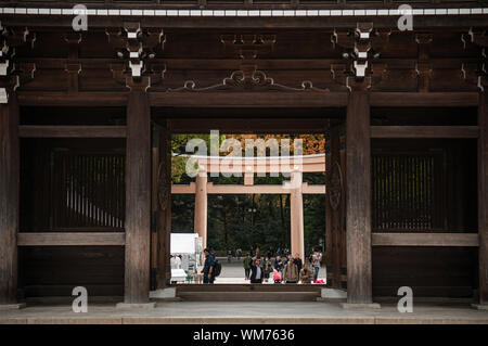 DEC 5, 2018 Tokyo, Japan - Meiji Jingu-Schrein historischen Hölzernen Tor durch alte Toreinfahrt mit vielen Touristen - wichtigste Heiligtum der gesehen Stockfoto