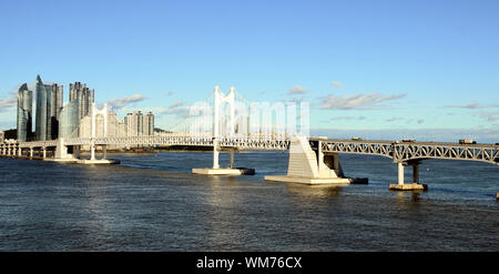 Gwangan Brücke in Busan, Südkorea ist der zweitlängste im Land. Stockfoto