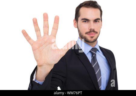 Lächelnd Geschäftsmann mit den Fingern verteilen sich auf weißem Hintergrund Stockfoto