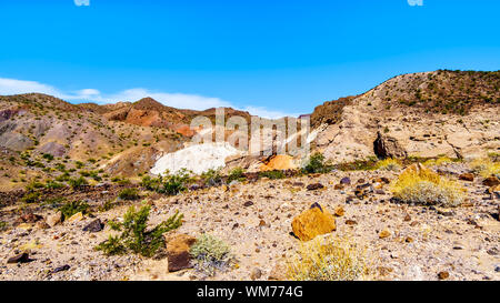 Die bunten Berge entlang Northshore Road SR 167 im Lake Mead National Recreation Area in der Halbwüste Landschaft zwischen Boulder City und Overton, Nevada, USA Stockfoto