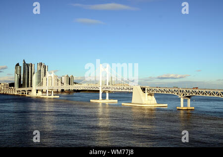 Gwangan Brücke in Busan, Südkorea ist der zweitlängste im Land. Stockfoto