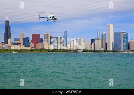 Panoramablick von Chicago Skyline mit Lake Michigan im Vordergrund, IL, USA Stockfoto