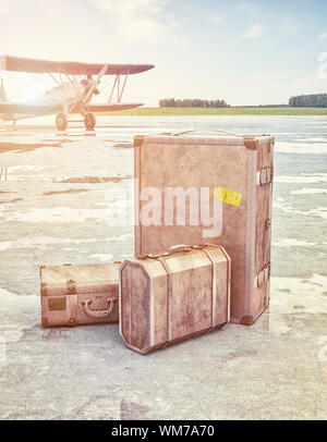 Vintage Koffer und Retro-Flugzeug auf der Piste. 3D-Konzept Stockfoto