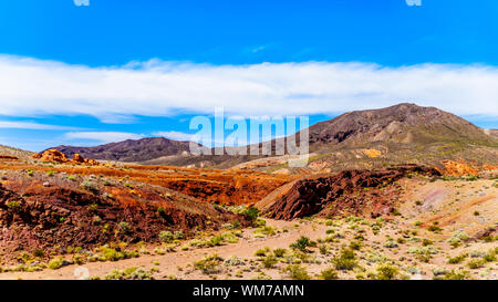 Die bunten Berge entlang Northshore Road SR 167 im Lake Mead National Recreation Area in der Halbwüste Landschaft zwischen Boulder City und Overton, Nevada, USA Stockfoto