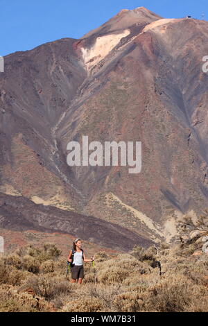 Frau wandern. Junge asiatische Frau Modell gehen mit Wanderstöcken/Walking Stöcke während einer Wanderung/Rucksacktour in der wunderschönen und wilden vulkanischen Stockfoto