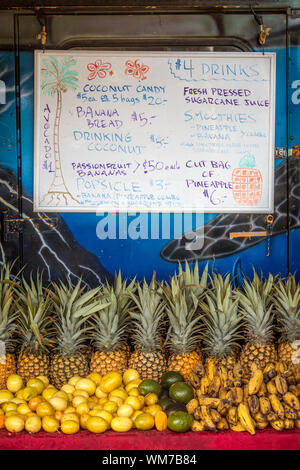 Am Straßenrand Obst Stand mit Schild am Hana Highway Stockfoto