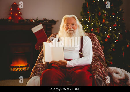 Santa claus sein Buch, zu Hause im Wohnzimmer Stockfoto