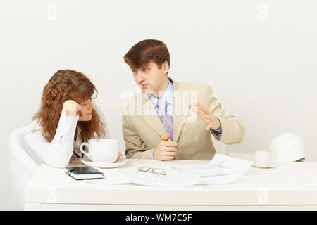 Der Unternehmer erklärt das fehlende müde Mädchen viele Kaffee trinken Stockfoto