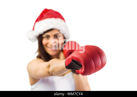 Festliche Brünette in Boxhandschuhen Stanzen auf weißem Hintergrund Stockfoto