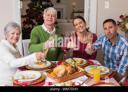 Happy Family Schiebeschalter an der Kamera während der Weihnachten Abendessen zu Hause im Wohnzimmer Stockfoto