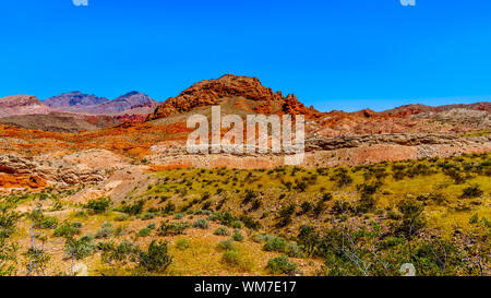 Die bunten Berge entlang Northshore Road SR 167 im Lake Mead National Recreation Area in der Halbwüste Landschaft zwischen Boulder City und Overton, Nevada, USA Stockfoto