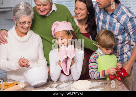 Multi-Generation, Familie zusammen Backen zu Hause in der Küche Stockfoto