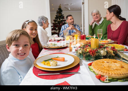 Portrait von Bruder und Schwester während Weihnachten Abendessen zu Hause im Wohnzimmer Stockfoto