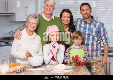 Multi-Generation, Familie zusammen Backen zu Hause in der Küche Stockfoto
