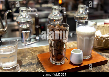 Kaffee mit Milch und Sirup auf den Tisch Iced Stockfoto