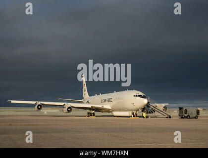 Eine E-8C Joint STARS Flugzeug sitzt auf der Rampe bei Robins Air Force Base, Ga., 2. September 2019 vor der Hurrikan Dorian. Die Joint STARS von Flugzeugen der Georgia Air National Guard, 116. Air Control Flügel, Tinker Air Force Base, Okla. verlegt, in Vorbereitung auf den Hurrikan Dorian's potential Ankunft auf der östlichen Küste von Georgia. (U.S. Air National Guard Foto von 1 Lt Dustin Cole) Stockfoto