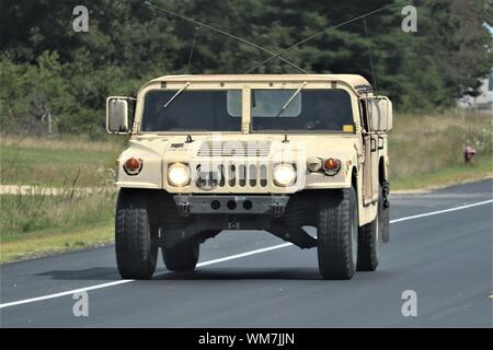 Soldaten am Fort McCoy, Wis., für die Ausbildung in der 86Th Abteilung Weiterbildung unterstützen Training Übung 86-19-04 betreiben ein Humvee am 12.08.21, 2019, auf der cantonment Bereich. Die Ausübung enthalten Tausende von Service Mitglieder und fiel mit anderen untergeordneten Übungen, die auf Post im August 2019, wie z. B. globalen Medic und Patriot Krieger. (U.S. Armee Foto von Scott T. Sturkol, Public Affairs Office, Fort McCoy, Wis.) Stockfoto