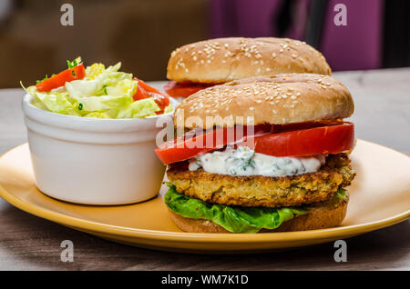 Vegetarische Kichererbsen Burger, Tomaten und Kräuter, Knoblauch und Joghurt und Salat mit Cherry-Tomaten-dip Stockfoto