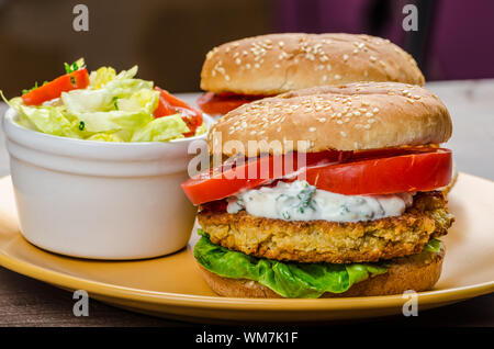 Vegetarische Kichererbsen Burger, Tomaten und Kräuter, Knoblauch und Joghurt und Salat mit Cherry-Tomaten-dip Stockfoto