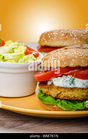Vegetarische Kichererbsen Burger, Tomaten und Kräuter, Knoblauch und Joghurt und Salat mit Cherry-Tomaten-dip Stockfoto