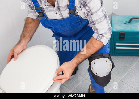 Klempner Einbau Deckel auf der Toilette im Badezimmer Stockfoto