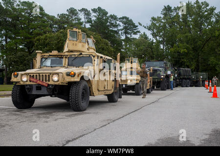 Us-Marines Bühne Fahrzeuge in Vorbereitung für Hurrikan Dorian, am Goettge Memorial Field House, auf die Marine Corps Base Camp Lejeune in North Carolina, Sept. 4, 2019. Marines arbeiteten alle Ausrüstung und Personal zu gewährleisten, sind für die kommenden schweren Regen, starker Wind und Sturzfluten, die mit dem Hurrikan Dorian verbunden ist vorbereitet. (U.S. Marine Corps Lance Cpl. Jesaja Gomez) Stockfoto