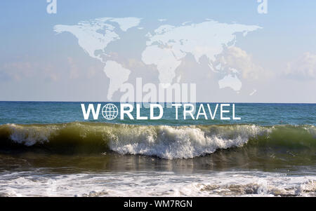 Meereslandschaft mit Welle an Land rollen, Aufschrift World Travel, zugehörige Symbol und konturierte Karte von Welt Kontinente Stockfoto