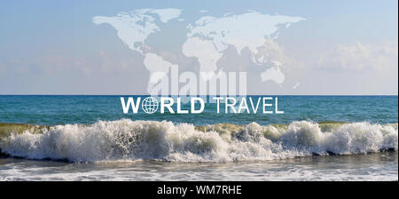Meereslandschaft mit Welle an Land rollen, Aufschrift World Travel, zugehörige Symbol und konturierte Karte von Welt Kontinente Stockfoto
