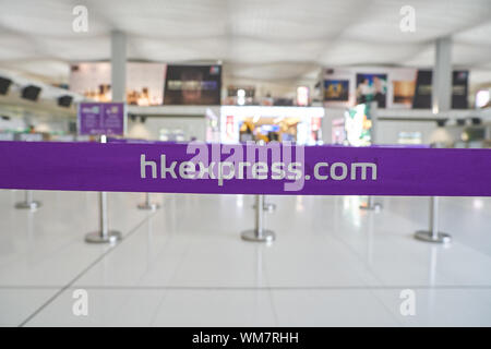 Hongkong, China - ca. Januar 2019: Nahaufnahme von HK Express auf einem Band am Check-in-Bereich im internationalen Flughafen Hong Kong. Stockfoto