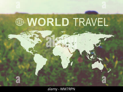Karte von Welt Kontinente mit Aufschrift World Travel konturiert. Foto von der grünen Wiese bei Sonnenaufgang im Hintergrund unscharf Stockfoto