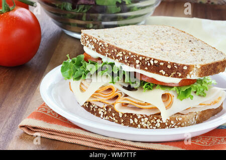 Geräucherte Hähnchen-Sandwich mit Salat, Tomaten und Käse und Vollkornbrot. Stockfoto