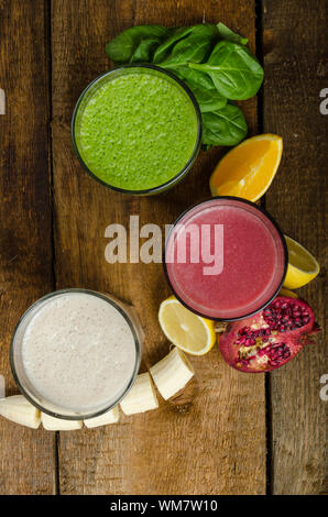 Gesunde Smoothie - Banane-Vanille, Granatapfel und Orange, Spinat und Kräutern Stockfoto