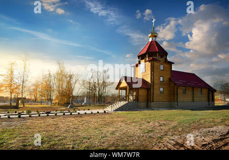 Holzkirche im Herbst Birkenhain Stockfoto