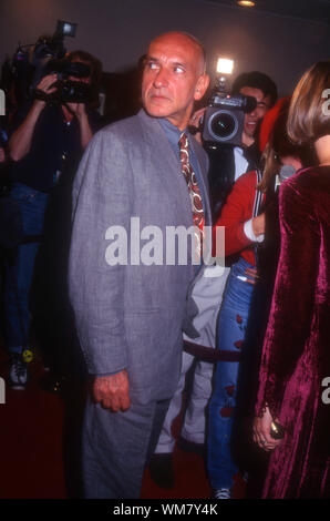 Westwood, Kalifornien, USA, 28. November 1994 Schauspieler Ben Kingsley besucht Warner Bros. Pictures' "Unterrichtung" Premiere am 28 November, 1994 bei Mann Bruin Theater in Westwood, Kalifornien, USA. Foto von Barry King/Alamy Stock Foto Stockfoto