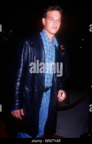 Westwood, Kalifornien, USA, 28. November 1994 Schauspieler Josh Charles nimmt an Warner Bros. Pictures' "Unterrichtung" Premiere am 28 November, 1994 bei Mann Bruin Theater in Westwood, Kalifornien, USA. Foto von Barry King/Alamy Stock Foto Stockfoto