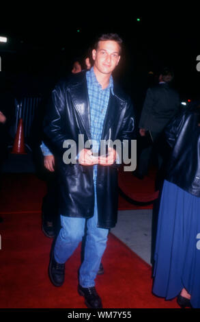 Westwood, Kalifornien, USA, 28. November 1994 Schauspieler Josh Charles nimmt an Warner Bros. Pictures' "Unterrichtung" Premiere am 28 November, 1994 bei Mann Bruin Theater in Westwood, Kalifornien, USA. Foto von Barry King/Alamy Stock Foto Stockfoto