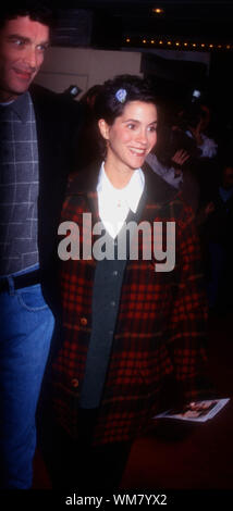 Westwood, Kalifornien, USA, 28. November Schauspielerin 1994 Jami Gertz nimmt an Warner Bros. Pictures' "Unterrichtung" Premiere am 28 November, 1994 bei Mann Bruin Theater in Westwood, Kalifornien, USA. Foto von Barry King/Alamy Stock Foto Stockfoto