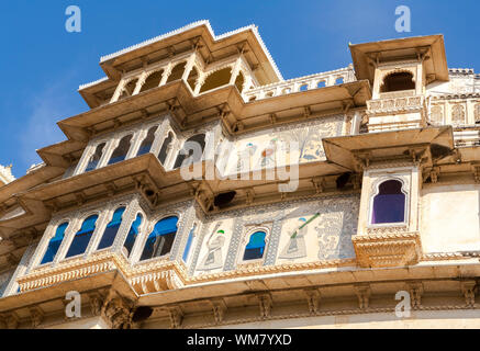 City Palace in Udaipur wurde in einem extravaganten Stil erbaut und gilt als das größte seiner Art in Rajasthan. Indien, Asien Stockfoto