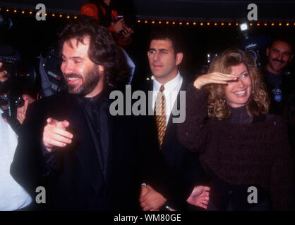 Westwood, Kalifornien, USA, 28. November 1994 Schauspieler Dennis Miller nimmt an Warner Bros. Pictures' "Unterrichtung" Premiere am 28 November, 1994 bei Mann Bruin Theater in Westwood, Kalifornien, USA. Foto von Barry King/Alamy Stock Foto Stockfoto