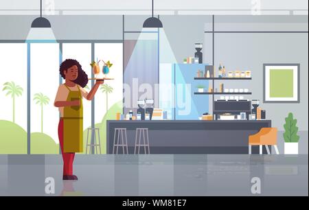 Kellnerin holding Serviertablett mit Cocktails afrikanische amerikanische Frau restaurant Arbeiter in Uniform mit verschiedenen alkoholischen Getränken modernes Cafe Stock Vektor