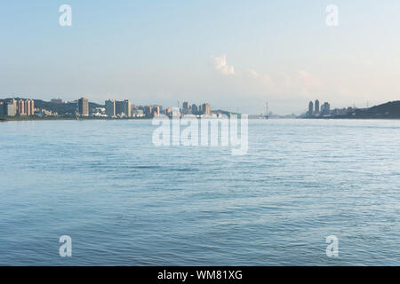 Landschaft von Tamsui Fluss mit berühmten guandu Brücke weit entfernt in Tamsui, neue Stadt Taipei, Taiwan. Stockfoto