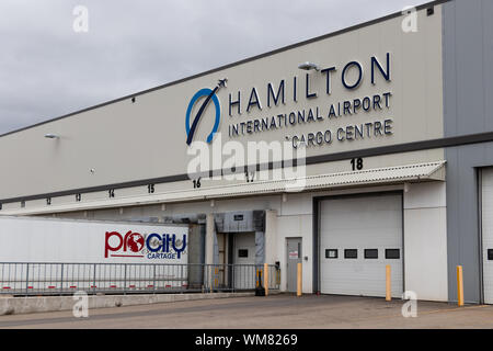 Hamilton International Airport Cargo Center mit angedocktem LKW, Upload. Stockfoto