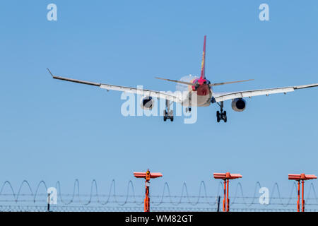 Flugzeuge landen an einem klaren Tag. (Hainan Airlines A330) Stockfoto