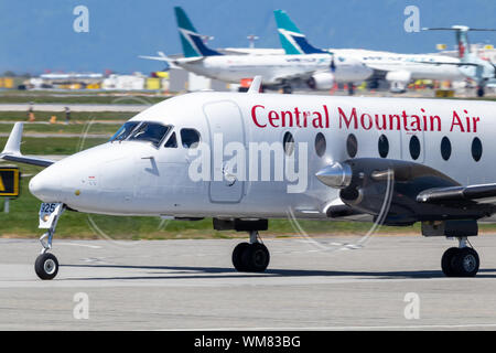 Central Mountain Air Beechcraft 1900 rollt zum Terminal am Vancouver Intl. Flughafen: Stockfoto